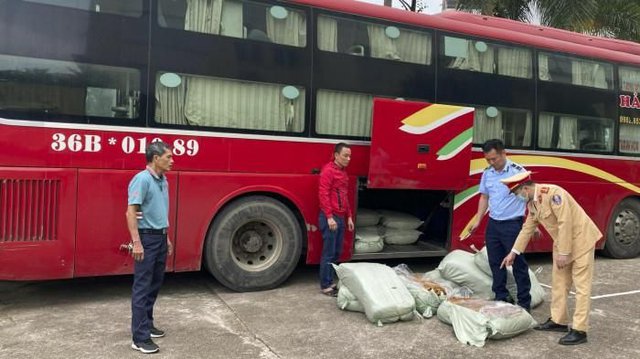 Phát hiện nửa tấn lòng lợn bốc mùi hôi thối trong xe khách dừng đỗ ven đường - Ảnh 1.