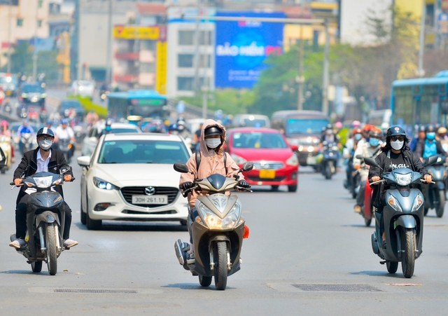 Hà Nội: Nắng nóng gay gắt, người dân “hóa” ninja mỗi khi ra đường - Ảnh 10.