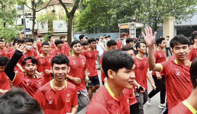 200 VĐV Việt Nam rước đuốc, hướng tới SEA Games 32 - Ảnh 2.