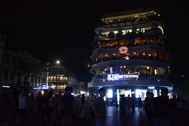 Nhiều tòa nhà lớn trung tâm TP.HCM, Hà Nội đồng loạt tắt điện đèn hưởng ứng Giờ Trái Đất 2023 - Ảnh 5.