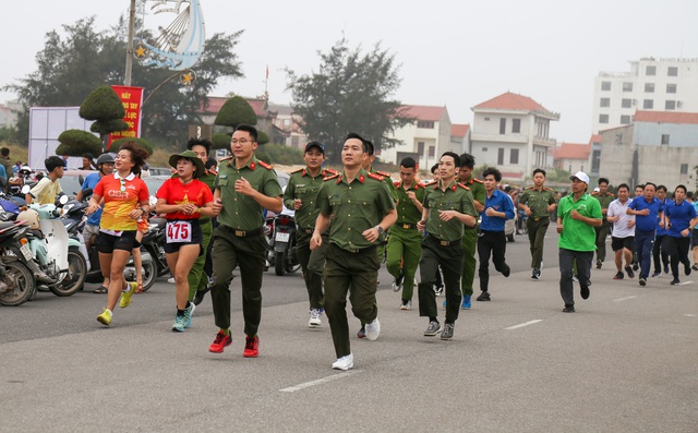 Quảng Bình: Hàng ngàn người tham gia Ngày chạy Olympic vì sức khoẻ toàn dân - Ảnh 3.