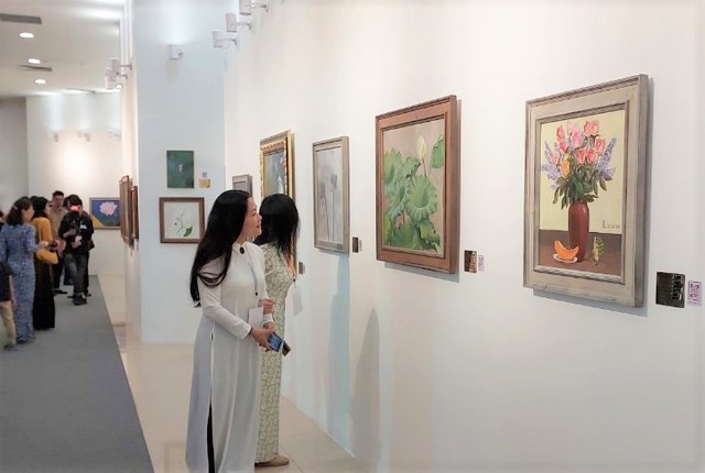 75 bức tranh sen được trưng bày tại triển lãm Nghệ thuật Sen Việt 2023 - Ảnh 2.