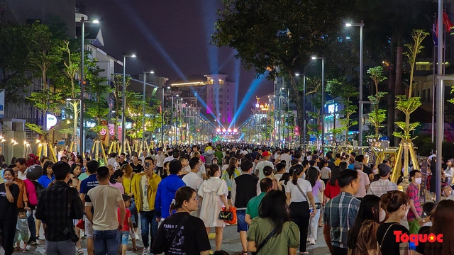 Hàng nghìn người chen chân trong đêm khai trương tuyến phố đi bộ thứ 3 của TP Huế - Ảnh 2.