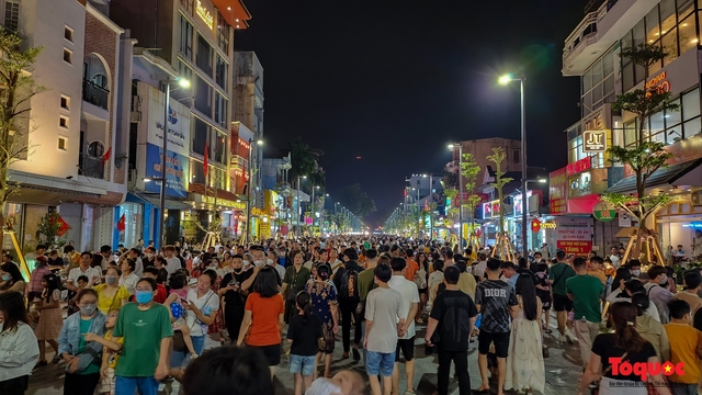 Hàng nghìn người chen chân trong đêm khai trương tuyến phố đi bộ thứ 3 của TP Huế - Ảnh 6.