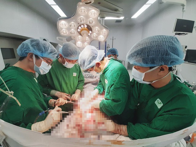 TPHCM: Người đàn ông bị dao đâm thấu ngực bụng, lòi ruột được cứu sống ngoạn mục  - Ảnh 1.