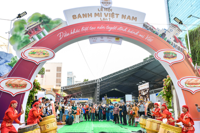 Lễ hội Bánh mì Việt Nam lần thứ I thu hút hơn 50.000 lượt khách tham dự - Ảnh 1.