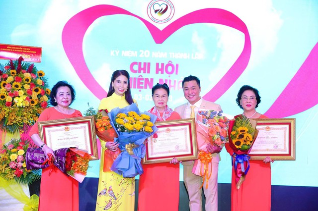 Gia đình cố NSND Lý Huỳnh nhận Huân chương Lao động hạng Ba - Ảnh 1.