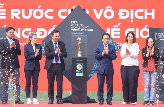 Cup vàng FIFA World Cup 2023 bắt đầu hành trình tại Việt Nam - Ảnh 1.