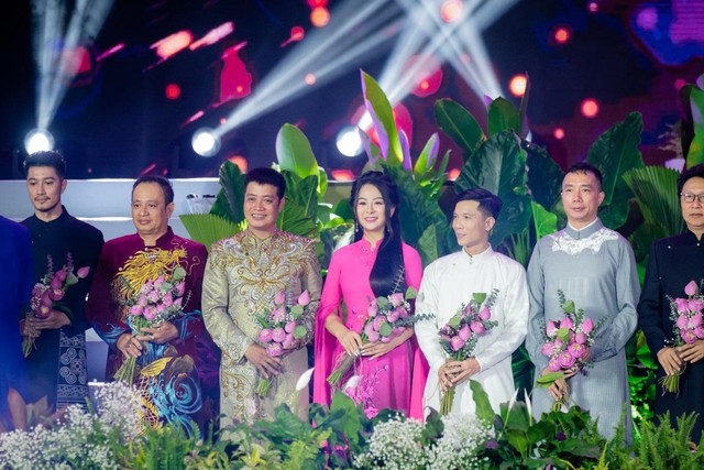 NTK Vũ Thảo Giang gây ấn tượng với “Việt Nam gấm hoa” tại Lễ hội Áo dài  - Ảnh 2.