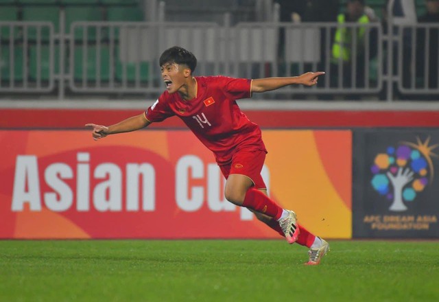 Màn ăn mừng chiến thắng đầy cảm xúc của U20 Việt Nam trước U20 Qatar - Ảnh 1.
