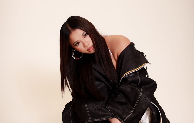 Nữ ca sĩ gốc Việt có ca khúc được Jungkook (BTS) yêu thích, gây sốt vì giọng hát giống Ariana Grande - Ảnh 5.