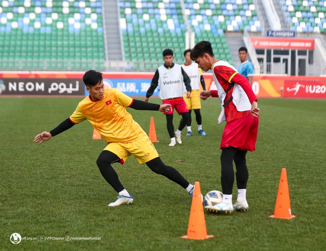 Một cầu thủ U20 Việt Nam phải tập riêng trước trận đấu gặp U20 Iran - Ảnh 8.
