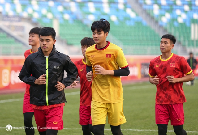 Một cầu thủ U20 Việt Nam phải tập riêng trước trận đấu gặp U20 Iran - Ảnh 5.