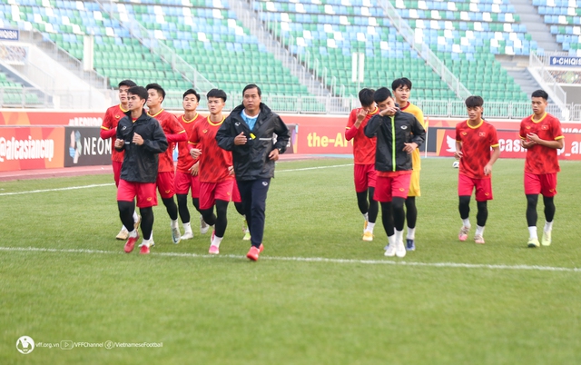 Một cầu thủ U20 Việt Nam phải tập riêng trước trận đấu gặp U20 Iran - Ảnh 4.