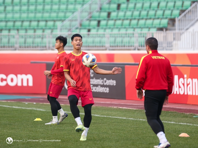 Một cầu thủ U20 Việt Nam phải tập riêng trước trận đấu gặp U20 Iran - Ảnh 7.