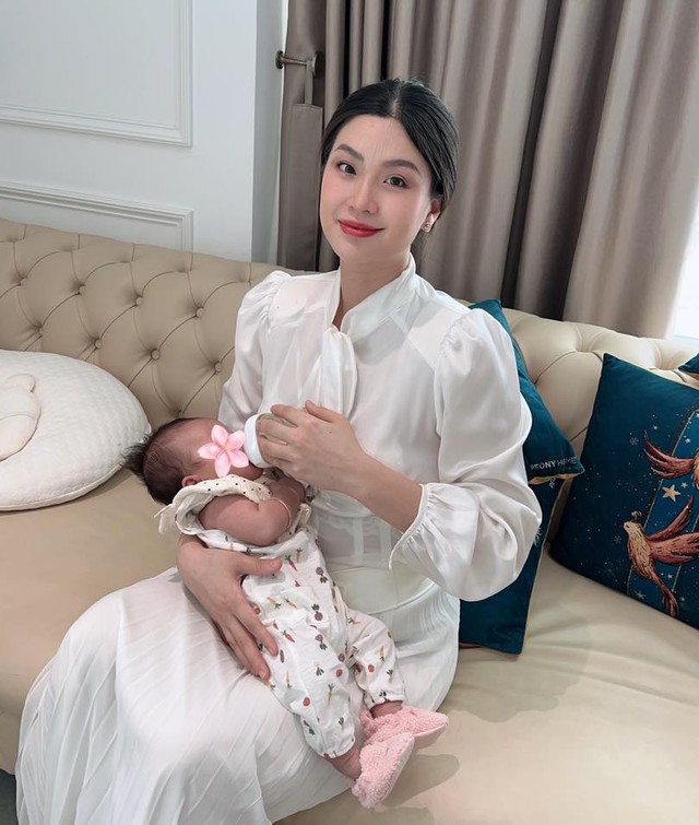 Á hậu Diễm Trang và chuyện làm mẹ: Bỡ ngỡ khi chăm 2 con nhỏ, tiết lộ thoả thuận với chồng doanh nhân - Ảnh 4.