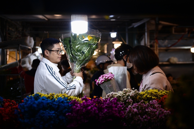 Biển người đổ về chợ hoa lớn nhất Hà Nội trước thềm Quốc tế Phụ nữ 8/3 - Ảnh 12.