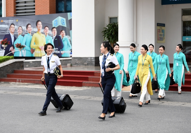 Nữ cơ phó xúc động vì chồng bất ngờ xuất hiện trên chuyến bay đặc biệt ngày 8/3 - Ảnh 1.