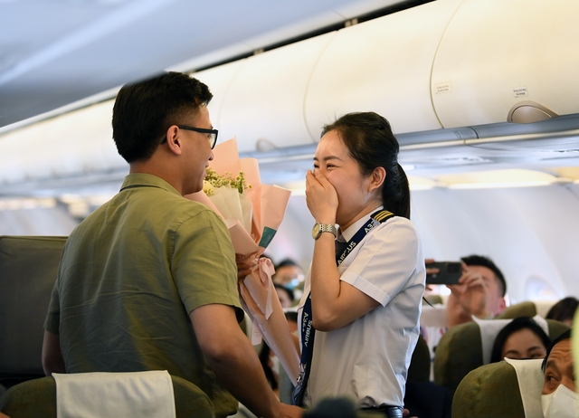 Nữ cơ phó xúc động vì chồng bất ngờ xuất hiện trên chuyến bay đặc biệt ngày 8/3 - Ảnh 11.