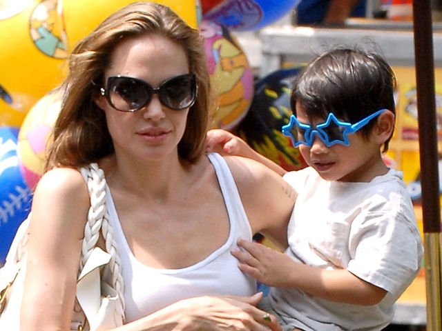 Cậu bé mồ côi gốc Việt đổi đời khi được Angelina Jolie nhận nuôi: Lớn thành chỗ dựa vững chắc của mẹ sau vụ ly hôn đình đám, theo đuổi con đường khác biệt - Ảnh 2.