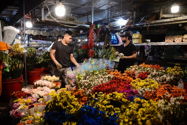 Biển người đổ về chợ hoa lớn nhất Hà Nội trước thềm Quốc tế Phụ nữ 8/3 - Ảnh 4.