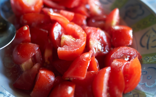 Thêm loại gia vị này vào giúp món canh chua đầu cá hồi của bạn mùi tanh bay sạch, ngon hơn gấp bội  - Ảnh 3.