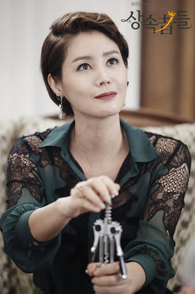 Nhận không ra nhan sắc của &quot;mẹ Lee Min Ho&quot; ở phim mới: Khác lạ hoàn toàn khi sánh vai cùng Song Joong Ki - Ảnh 2.