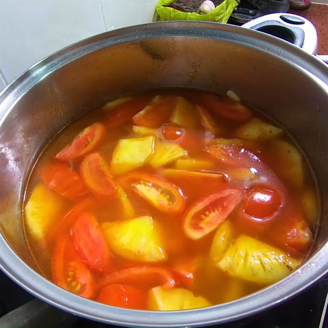 Thêm loại gia vị này vào giúp món canh chua đầu cá hồi của bạn mùi tanh bay sạch, ngon hơn gấp bội  - Ảnh 4.