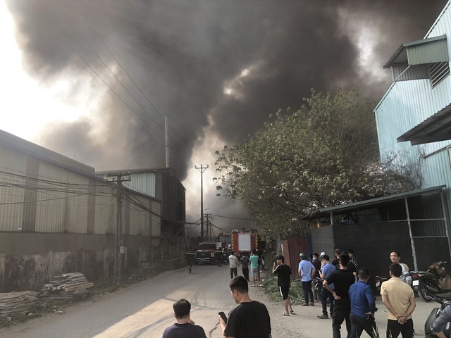 Hà Nội: Xưởng rộng 1000m2 tại cụm công nghiệp Phú Minh bất ngờ cháy lớn   - Ảnh 6.