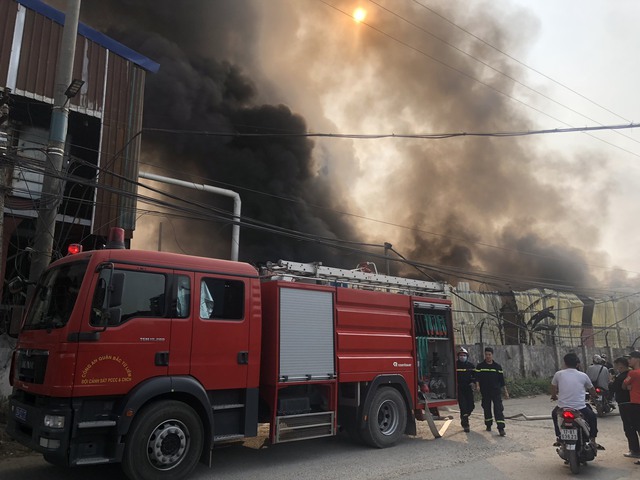 Hà Nội: Xưởng rộng 1000m2 tại cụm công nghiệp Phú Minh bất ngờ cháy lớn   - Ảnh 1.