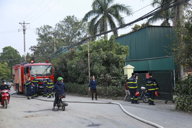 Hà Nội: Xưởng rộng 1000m2 tại cụm công nghiệp Phú Minh bất ngờ cháy lớn   - Ảnh 7.
