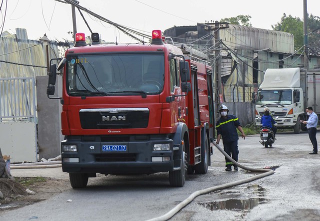 Hà Nội: Xưởng rộng 1000m2 tại cụm công nghiệp Phú Minh bất ngờ cháy lớn   - Ảnh 3.