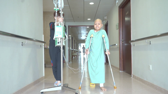 Vinmec thực hiện ca thay khớp tăng trưởng đầu tiên tại Việt Nam cho bệnh nhi ung thư xương  - Ảnh 4.