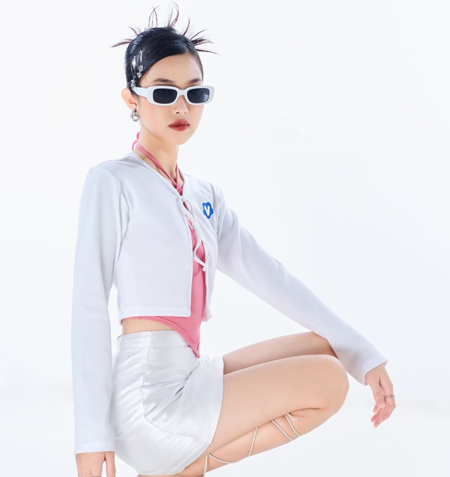 Con gái Lưu Thiên Hương ''trổ mã'' ở tuổi 18, chăm diện váy áo khoe eo thon dáng nuột chuẩn người mẫu  - Ảnh 11.