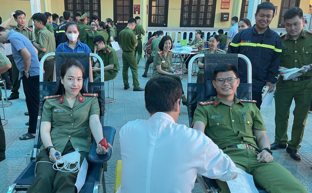 Hơn 260 chiến sĩ Công an Thừa Thiên Huế tham gia hiến máu nhân đạo - Ảnh 1.