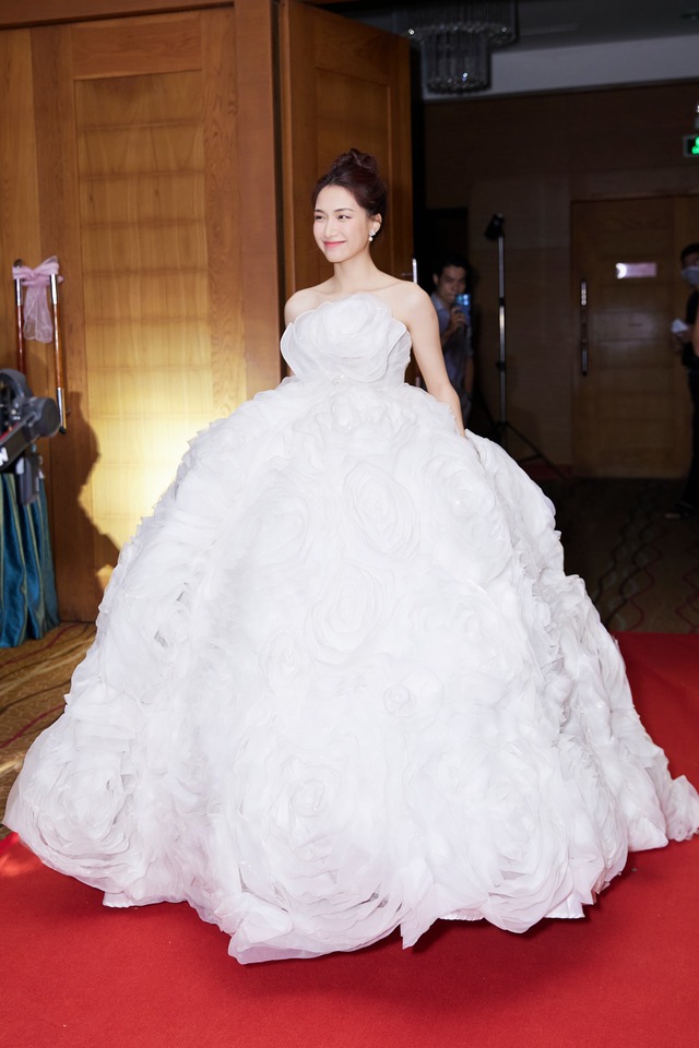 Hòa Minzy mặc váy phát sáng tại sự kiện, tự tin khoe giọng hát mộc - Ảnh 1.