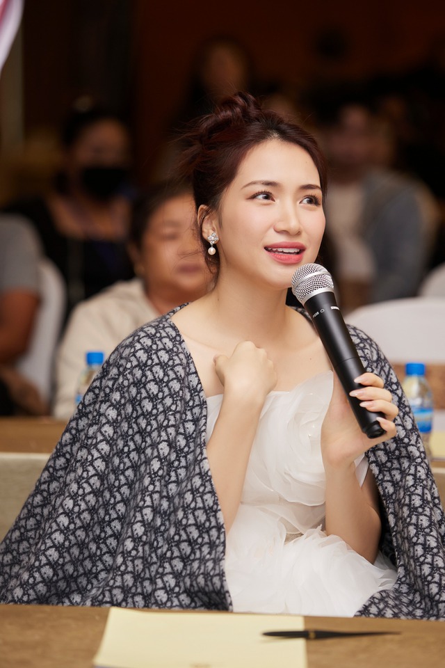 Hòa Minzy mặc váy phát sáng tại sự kiện, tự tin khoe giọng hát mộc - Ảnh 5.
