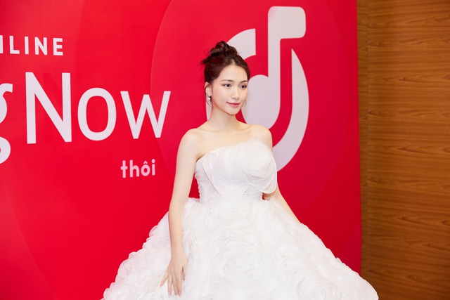 Hòa Minzy mặc váy phát sáng tại sự kiện, tự tin khoe giọng hát mộc - Ảnh 2.