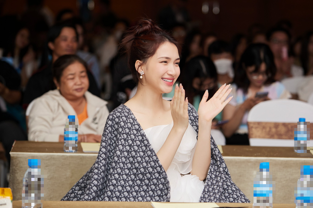 Hòa Minzy mặc váy phát sáng tại sự kiện, tự tin khoe giọng hát mộc - Ảnh 6.