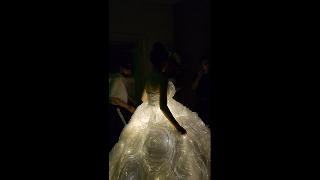 Hòa Minzy mặc váy phát sáng tại sự kiện, tự tin khoe giọng hát mộc - Ảnh 4.