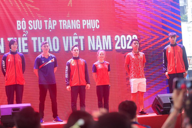 Dàn VĐV thể thao Việt Nam hoá người mẫu, đọ dáng trong bộ trang phục mới tại SEA Games 32 - Ảnh 1.