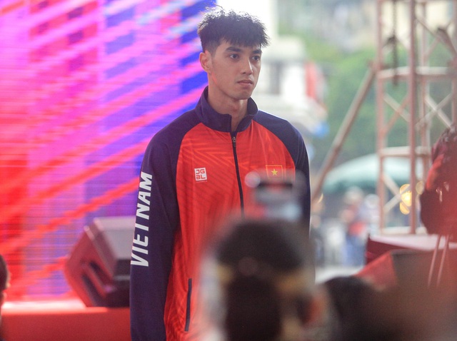 Dàn VĐV thể thao Việt Nam hoá người mẫu, đọ dáng trong bộ trang phục mới tại SEA Games 32 - Ảnh 6.