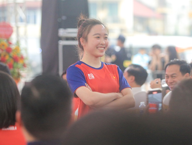 Dàn VĐV thể thao Việt Nam hoá người mẫu, đọ dáng trong bộ trang phục mới tại SEA Games 32 - Ảnh 9.