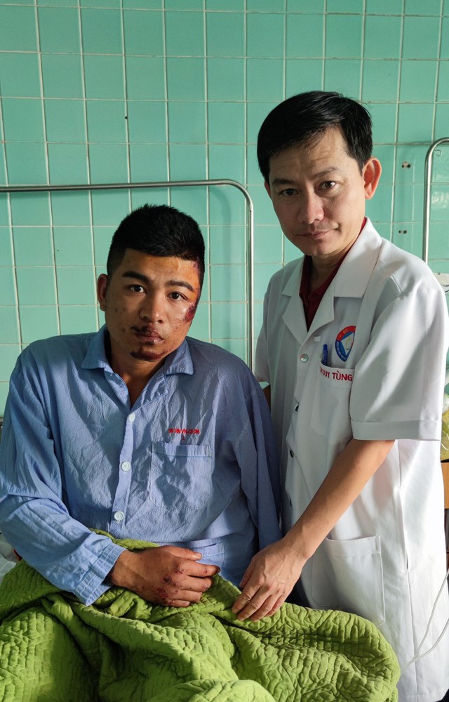 Quảng Bình: Cứu bệnh nhân bị đứt động mạch chân hi hữu - Ảnh 2.