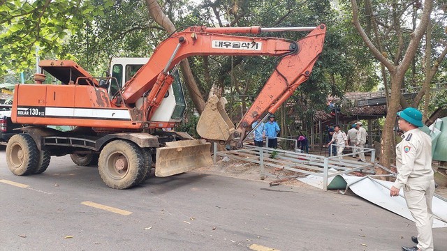 Loạt công trình xây trái phép ở Sơn Trà bị tháo dỡ - Ảnh 1.