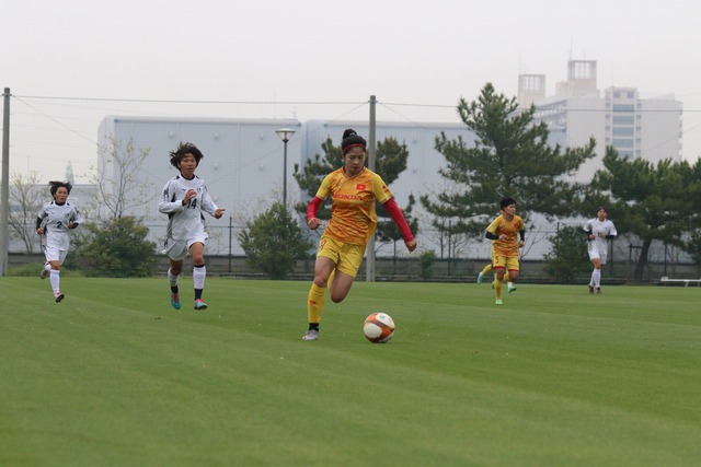 &quot;Cơn lốc đường biên&quot; lập cú đúp, tuyển nữ Việt Nam thắng 4-0 đội bóng Nhật Bản trong trận đấu đặc biệt - Ảnh 1.