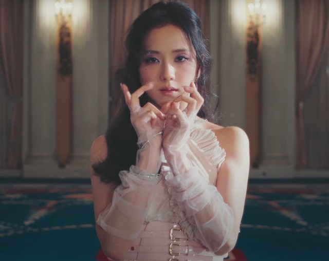 &quot;Bất động&quot; khoảnh khắc bỏ lỡ Hoa hậu H'Hen Niê vì mải mê xem... Jisoo (BLACKPINK)  - Ảnh 1.