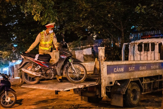 Vi phạm nồng độ cồn ở mức kịch khung, tài xế mếu máo xin bỏ qua nhưng bất thành - Ảnh 12.