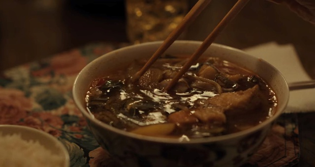 Loạt chi tiết ẩn ý ở phim Hollywood có sao Việt hay nhất hiện tại, món canh chua chưa phải bất ngờ nhất - Ảnh 3.