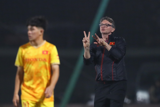 U22 Việt Nam thua ngược CLB V.League, HLV Troussier thu về bài học quý cho SEA Games - Ảnh 1.